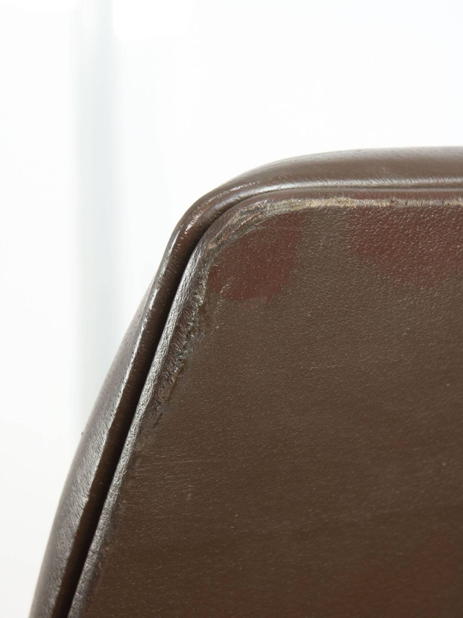 Chaise pivotante en cuir marron italien du milieu du siècle