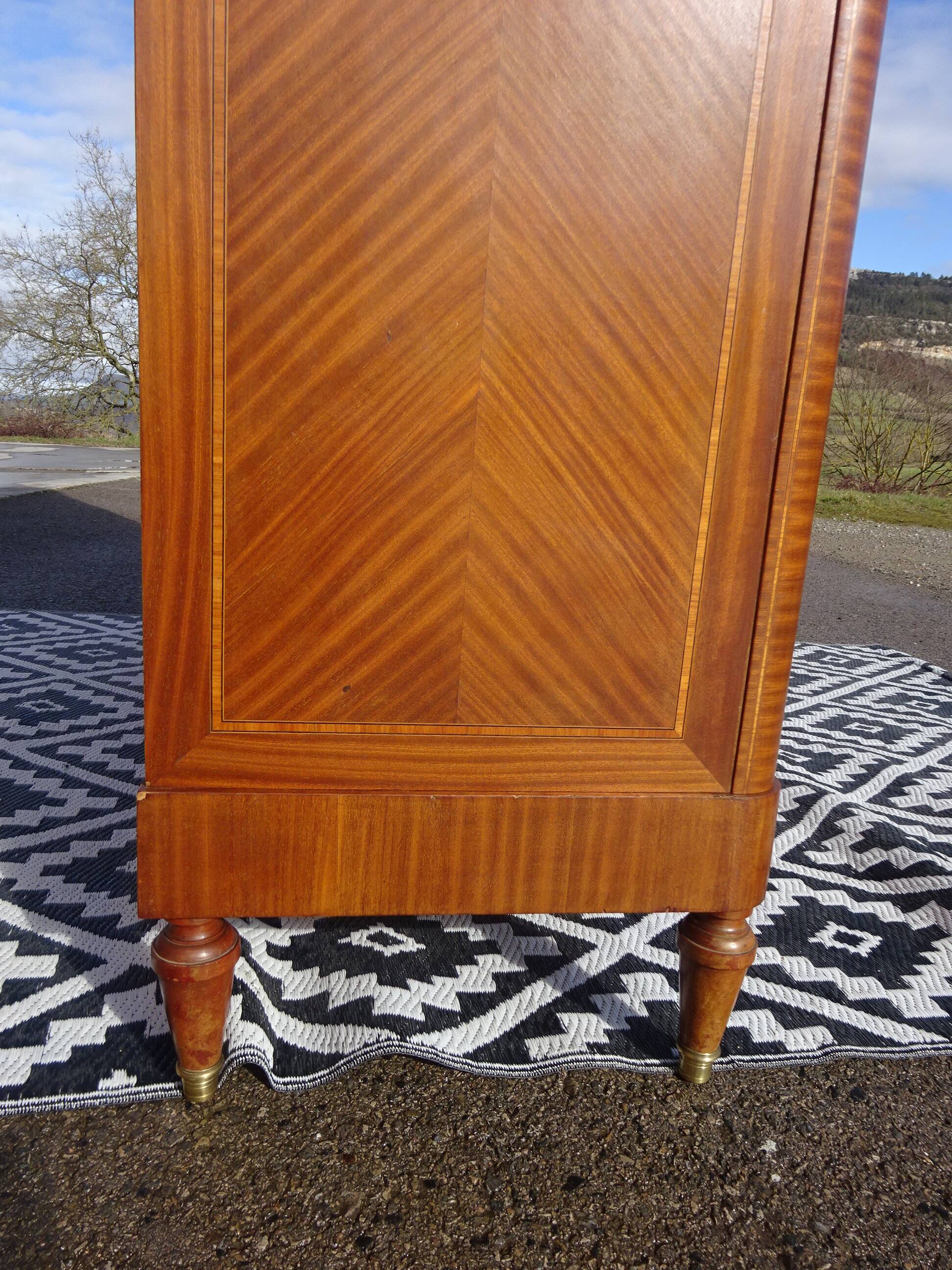 Ancienne armoire Louis XVI avec bronze et marqueterie