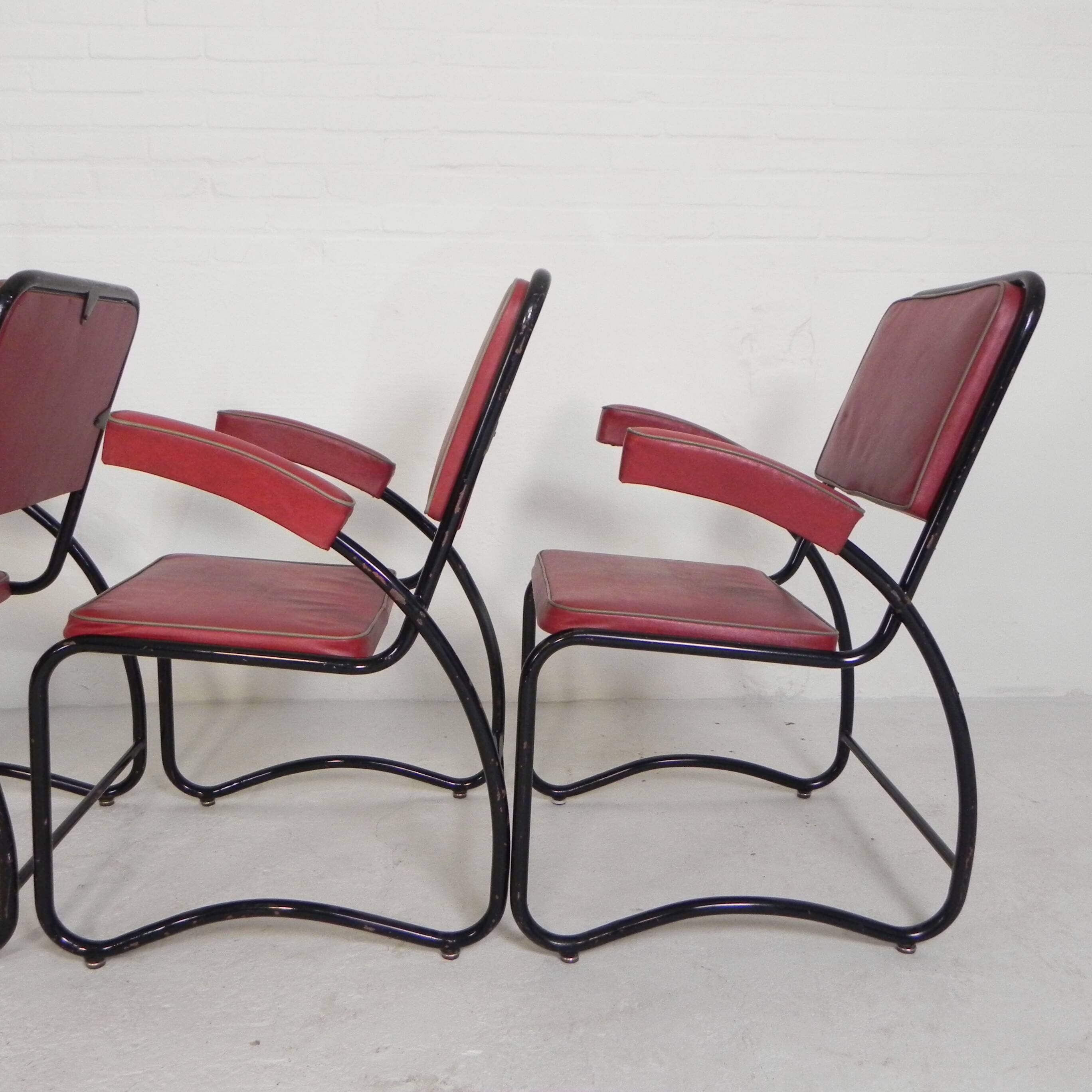 Set of 4 armchairs and a coffee table with tubular structure in Bauhaus style, 1950s.