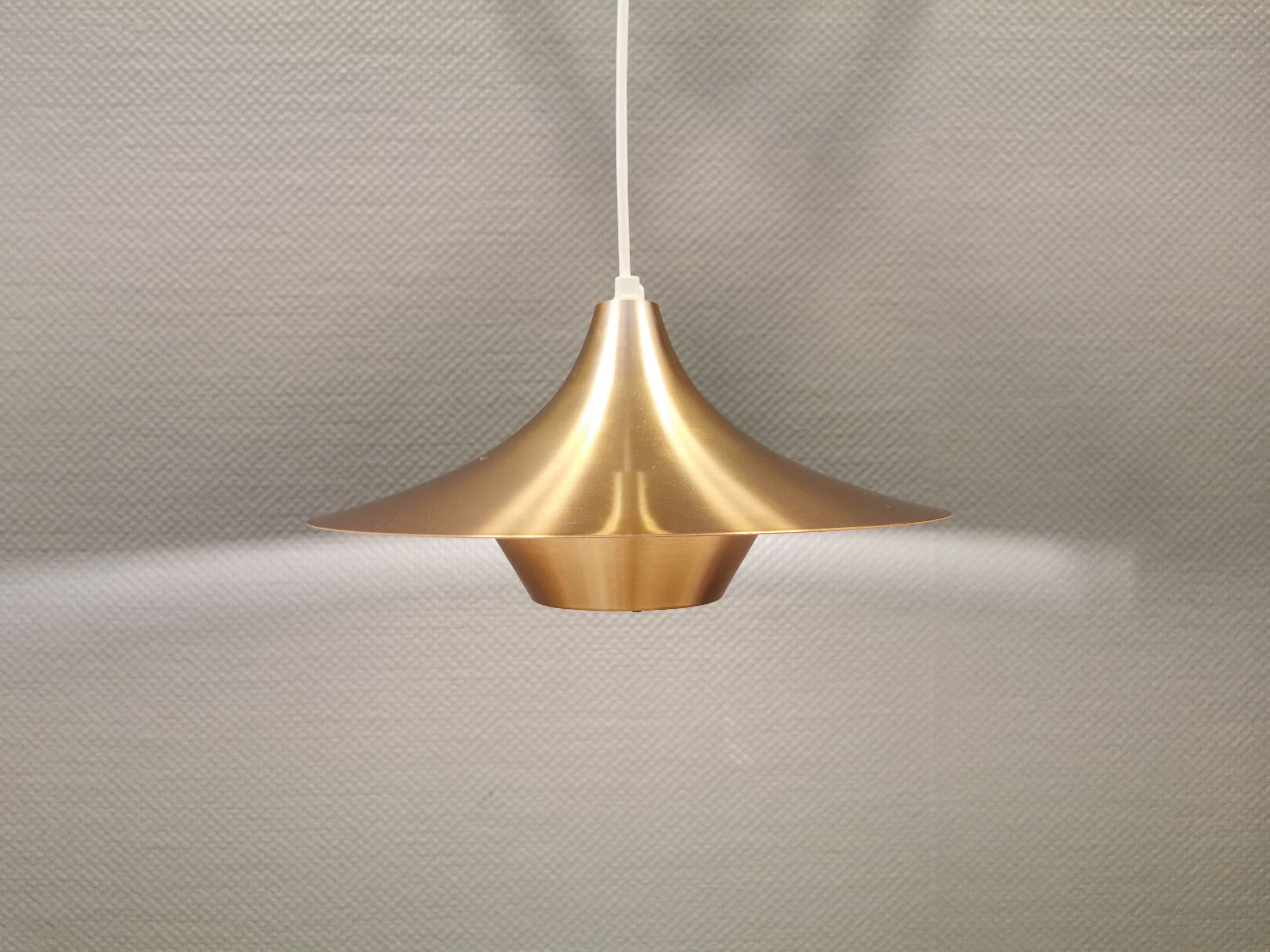 Ufo-like Danish hanging lamp, estimated from the 80s, made in copper colored lacquer.