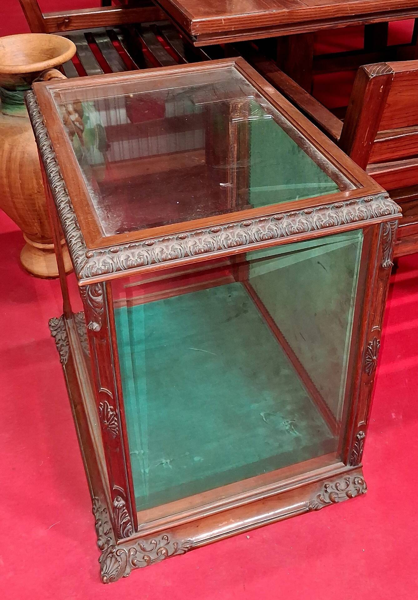 Rare counter display case / exhibition case in walnut display case.
