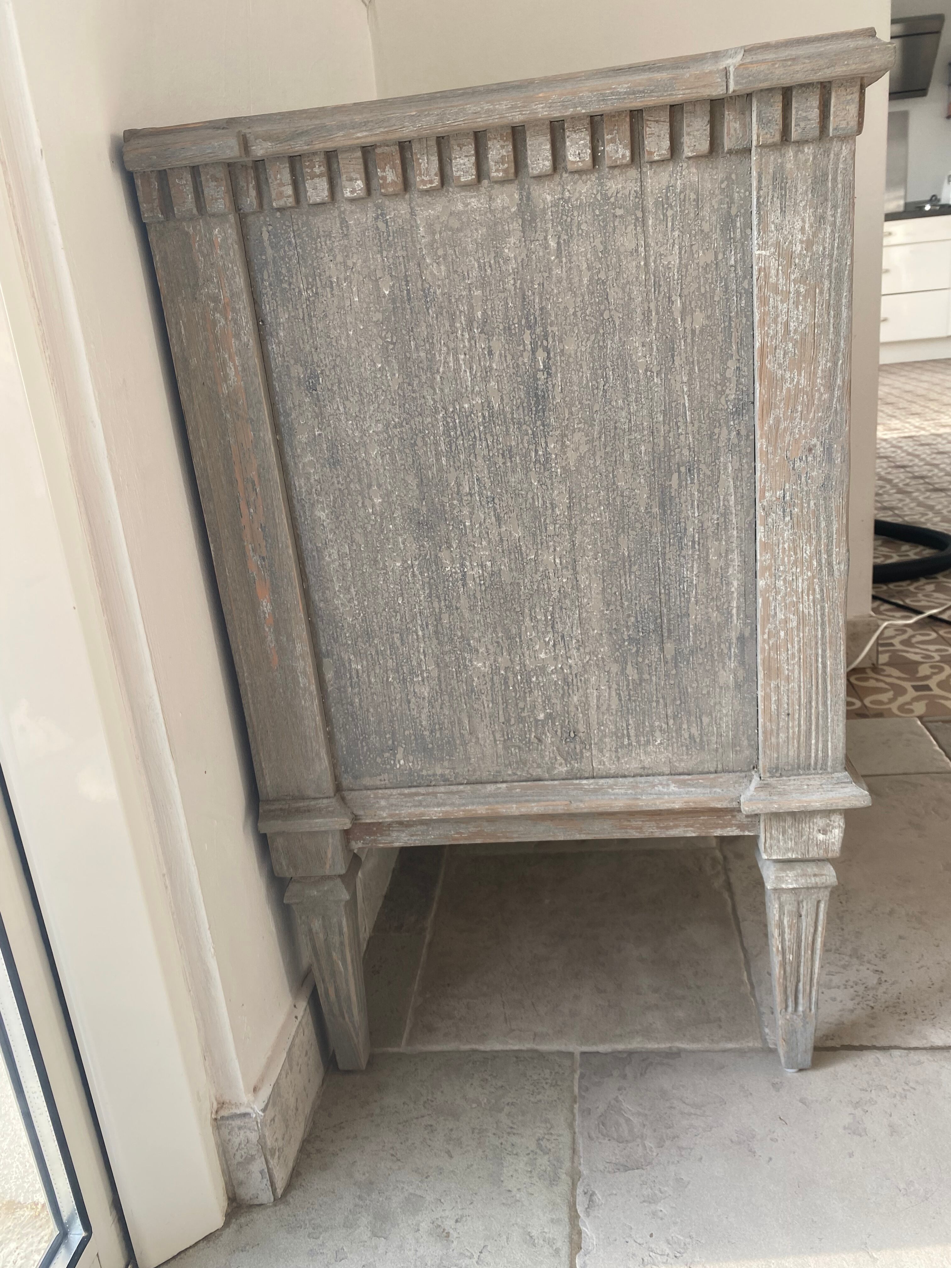 Loaf chest of drawers