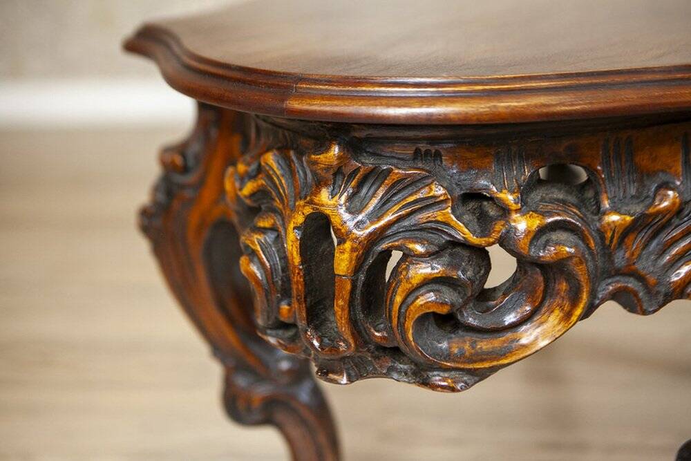 Table basse vintage en bois brun avec un tablier sculpté, années 1940.