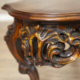 Table basse vintage en bois brun avec un tablier sculpté, années 1940.