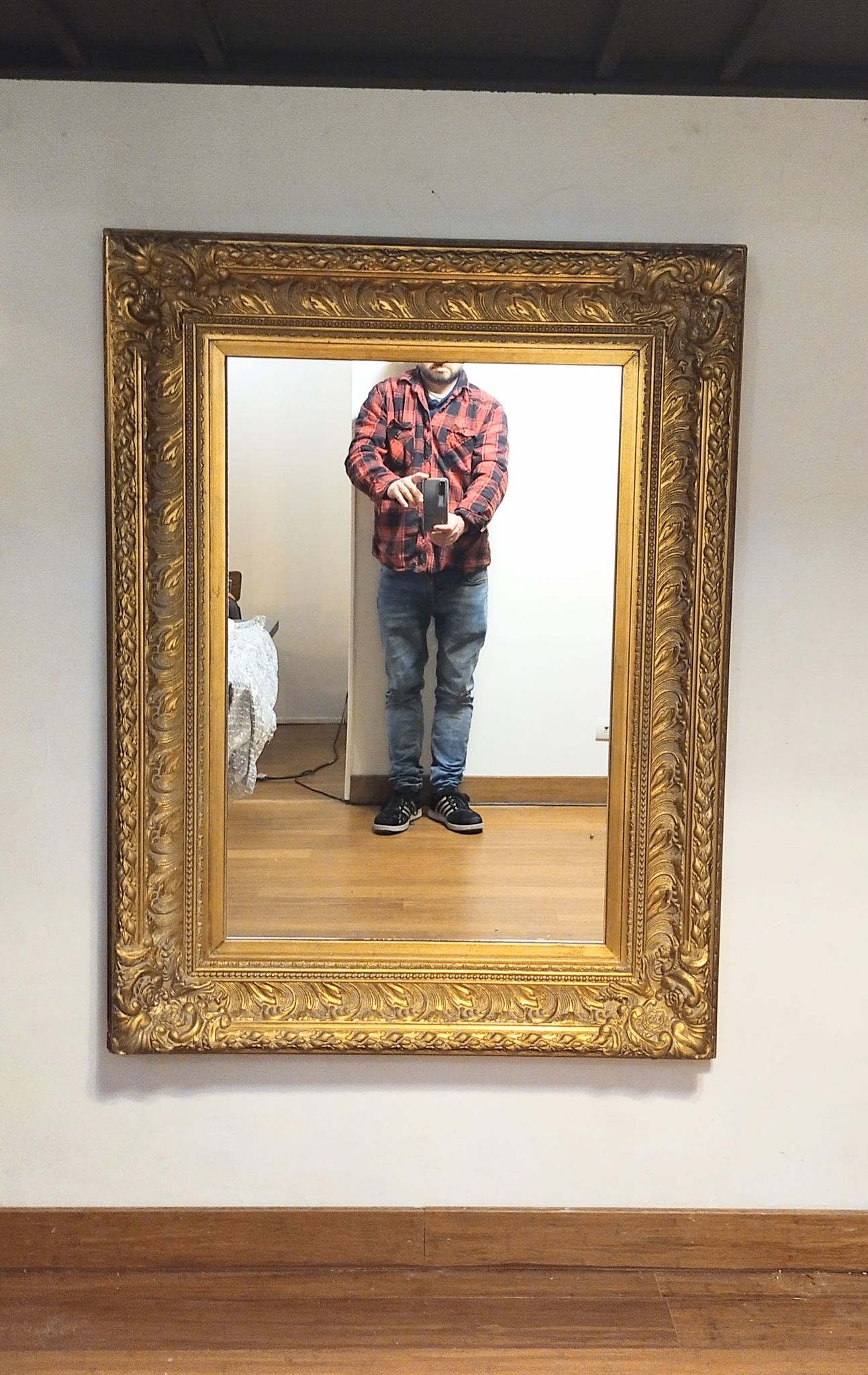Miroir avec grand cadre mouluré 125x95cm en plâtre doré à la feuille d'or