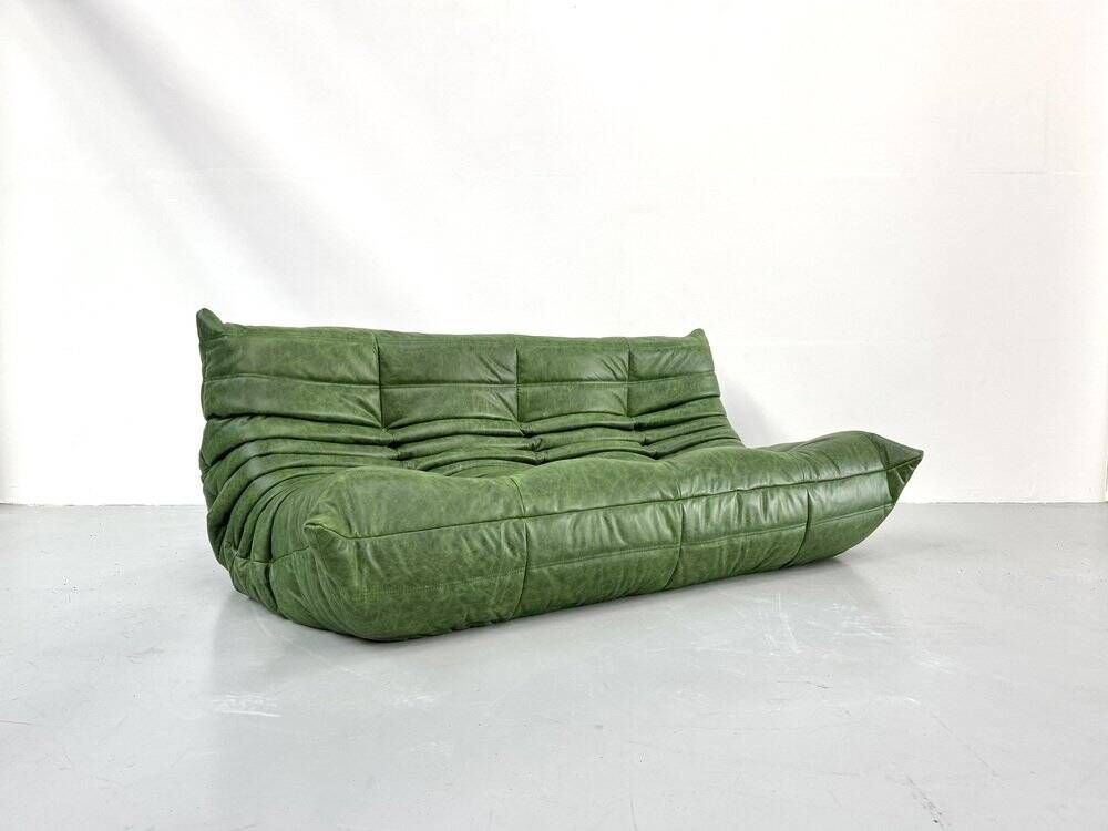 Canapé Togo en cuir vert attribué à Michel Ducaroy pour Ligne Roset.
