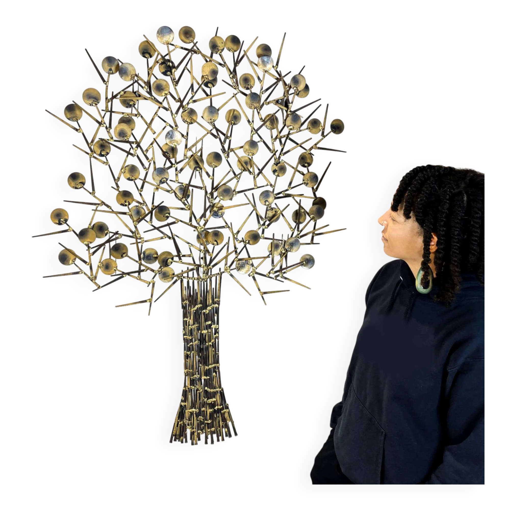 Large Marc crée une sculpture d'arbre en métal découpé au chalumeau de style brutaliste.