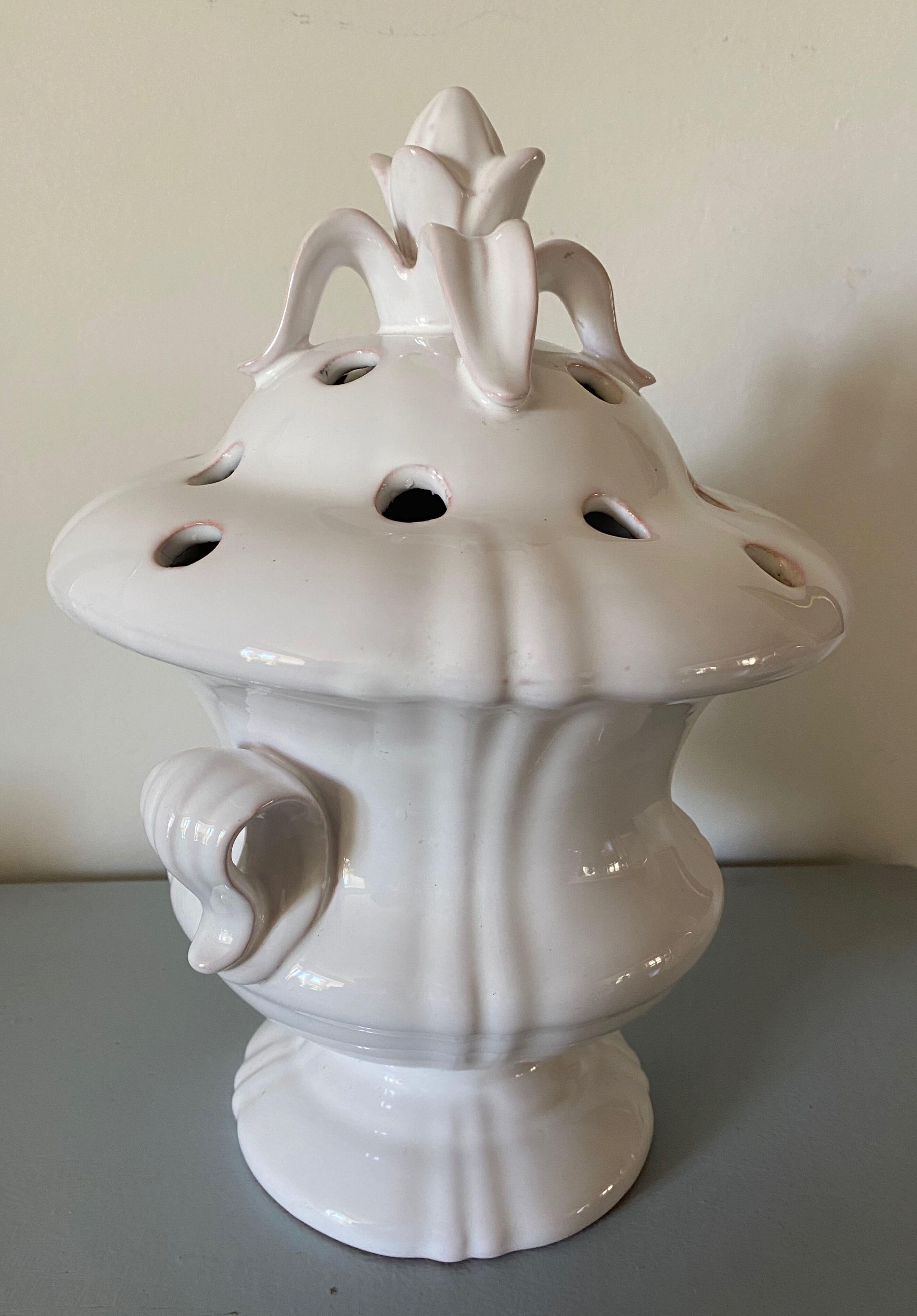 Pique fleur Faïence blanche signed Lallier Moustiers in Sainte Marie Provence