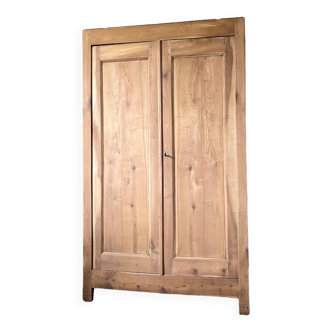 Armoire ancienne en bois massif brut