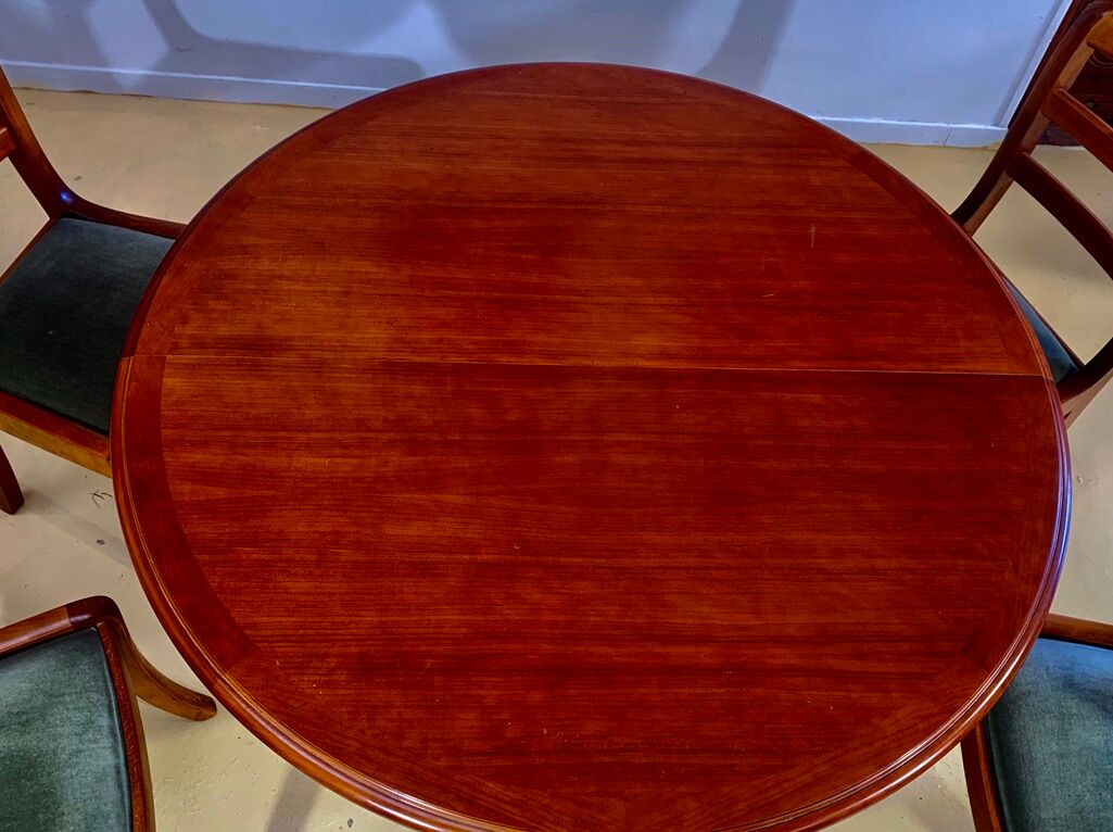 Round or oval table with four chairs in solid cherry, with extensions