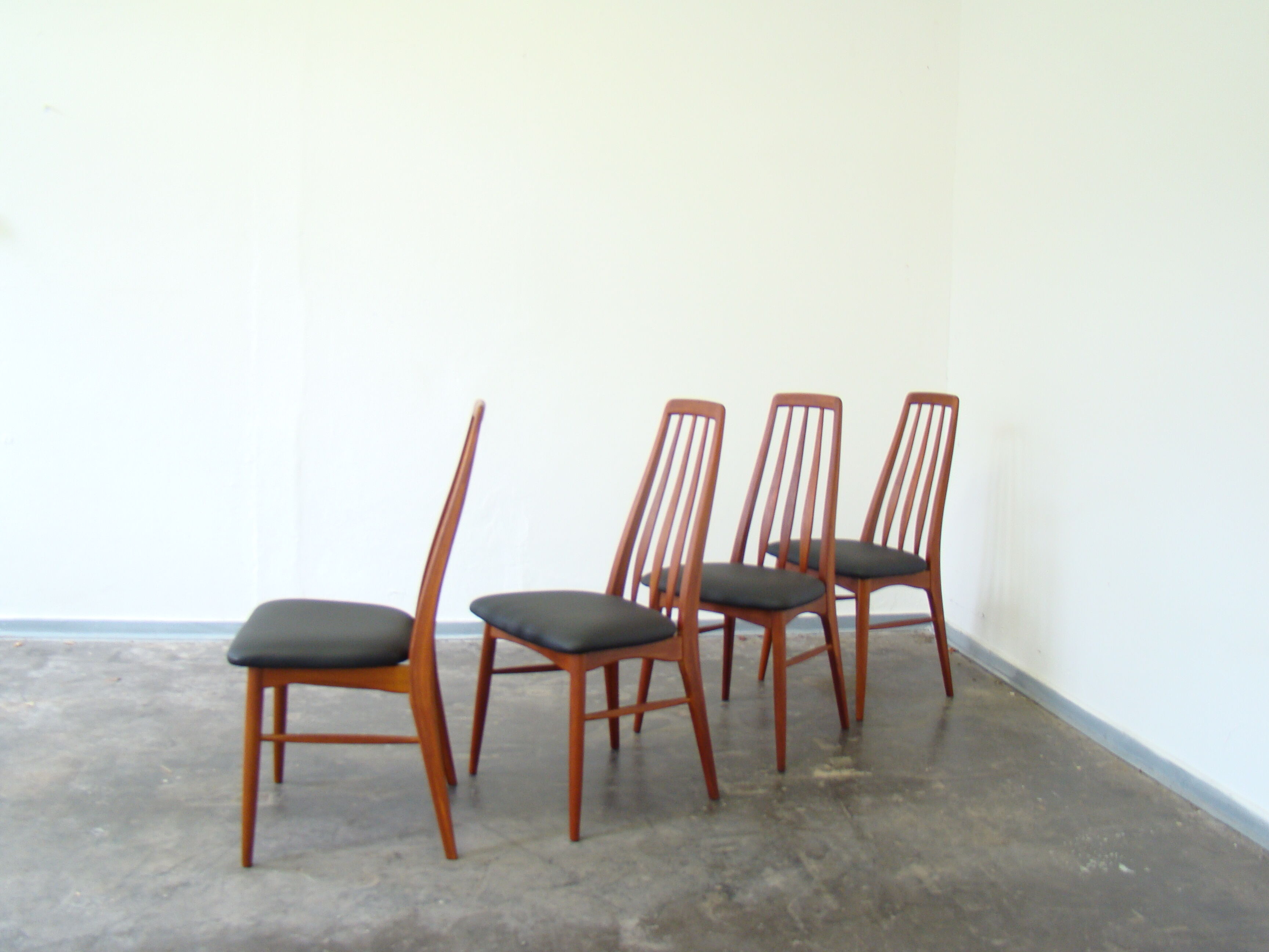 Suite de 4 chaises en teck par Niels Koefoed modèle Eva