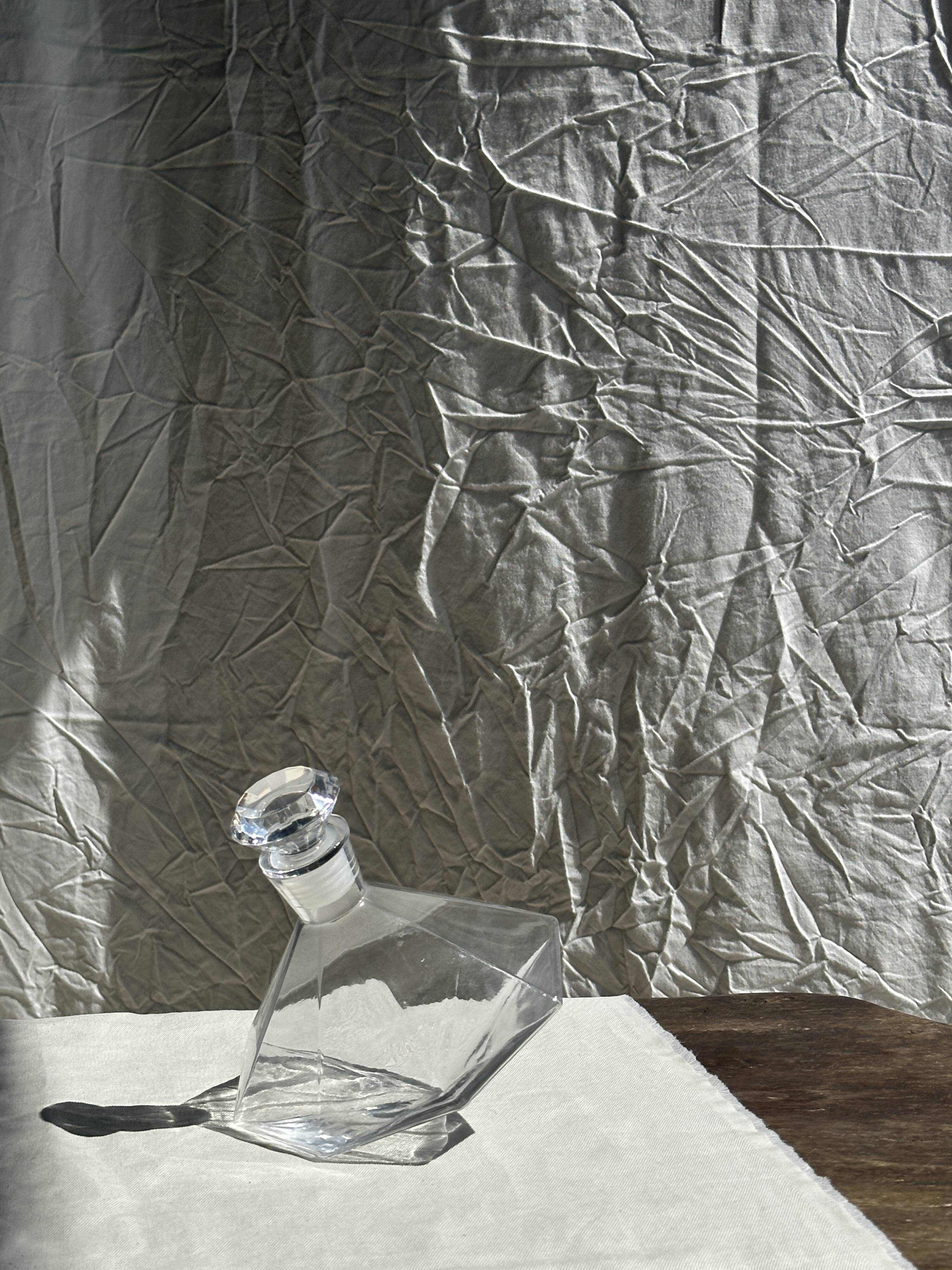 Small geometric carafe with diamond-shaped stopper and its 4 glasses