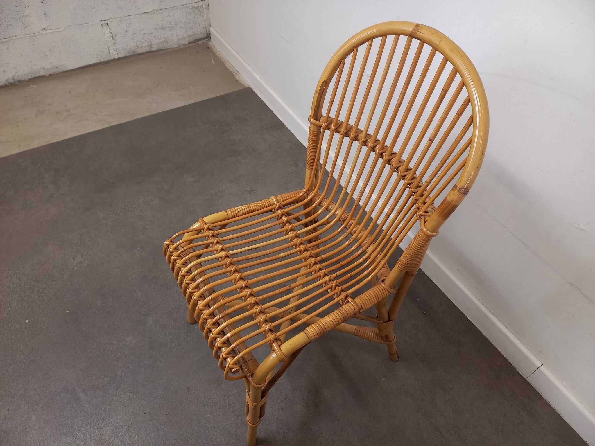 Bureau et sa chaise en rotin