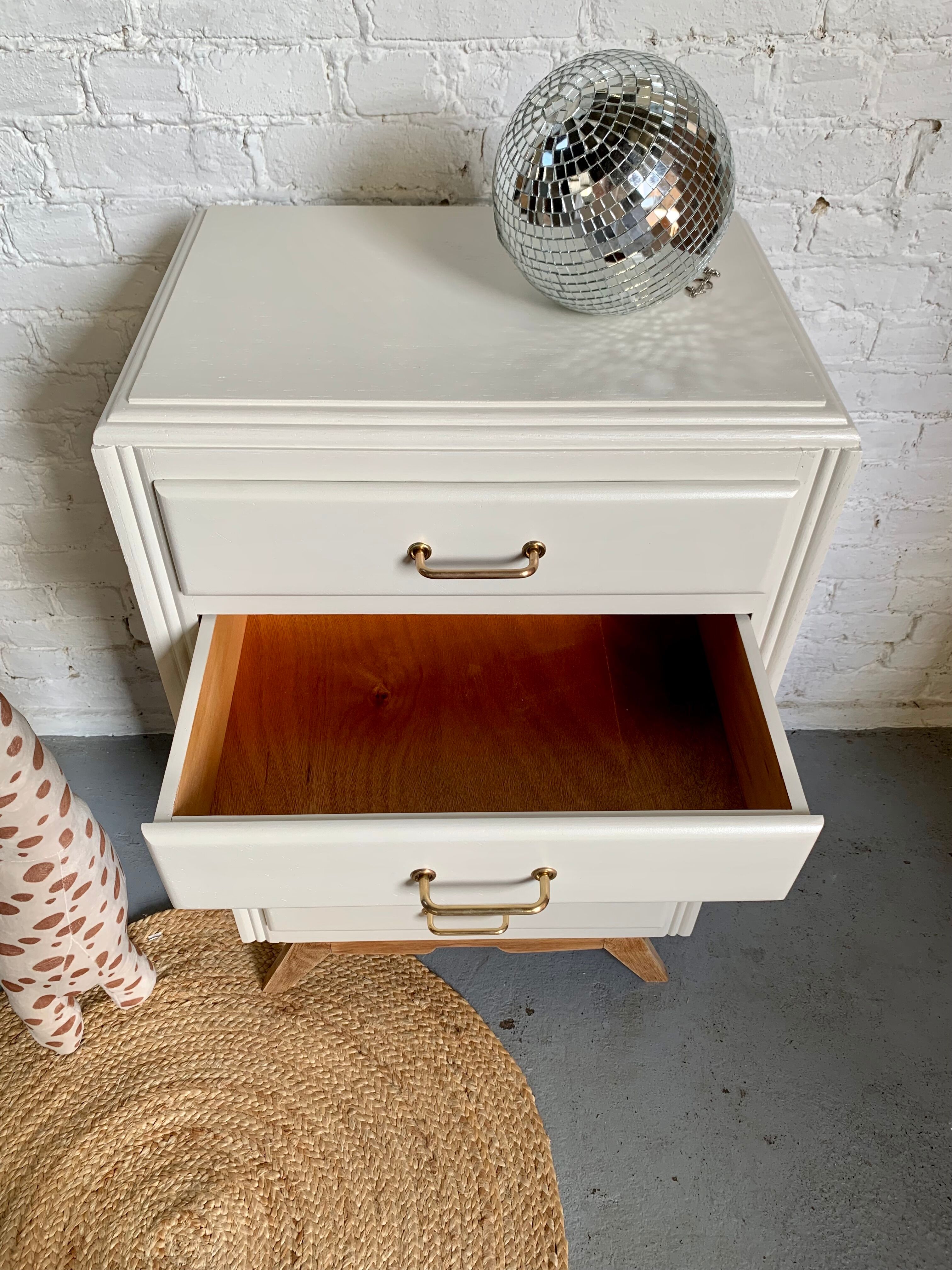 Dresser feet compass