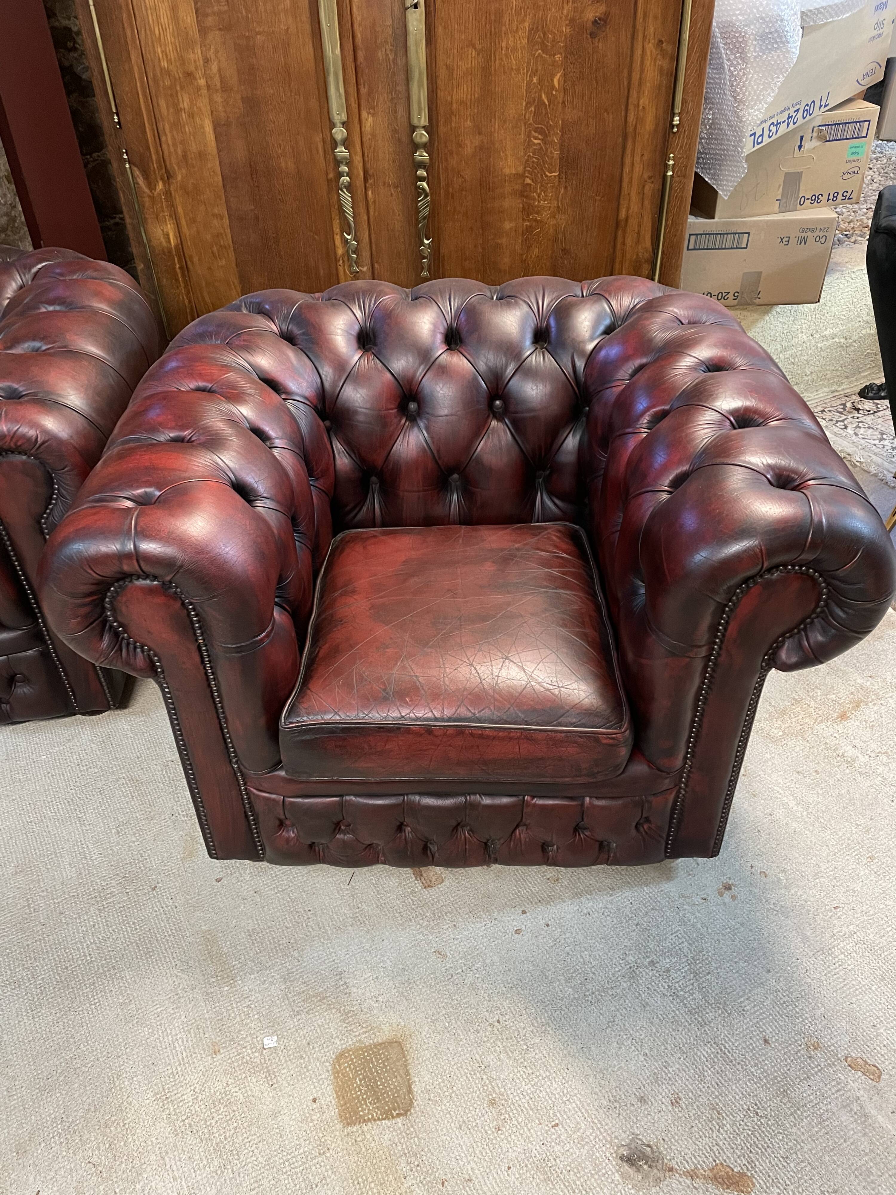 Paire de fauteuils chesterfield cuir
