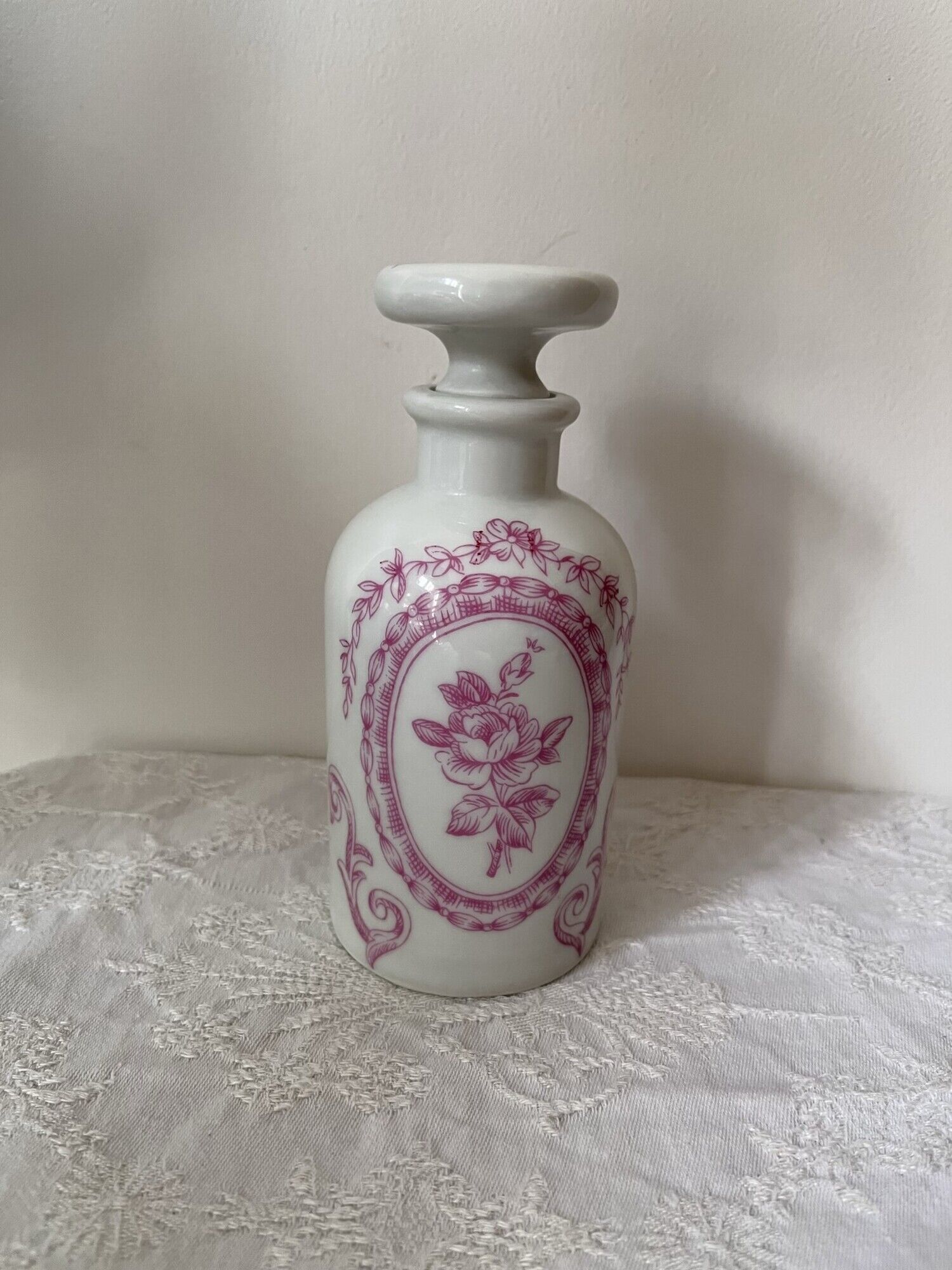 Pharmacy pot - bathroom pot in paris porcelain, decoration of roses