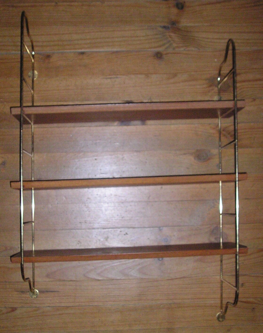 Etagère murale string bois-métal doré Nisse Strinning