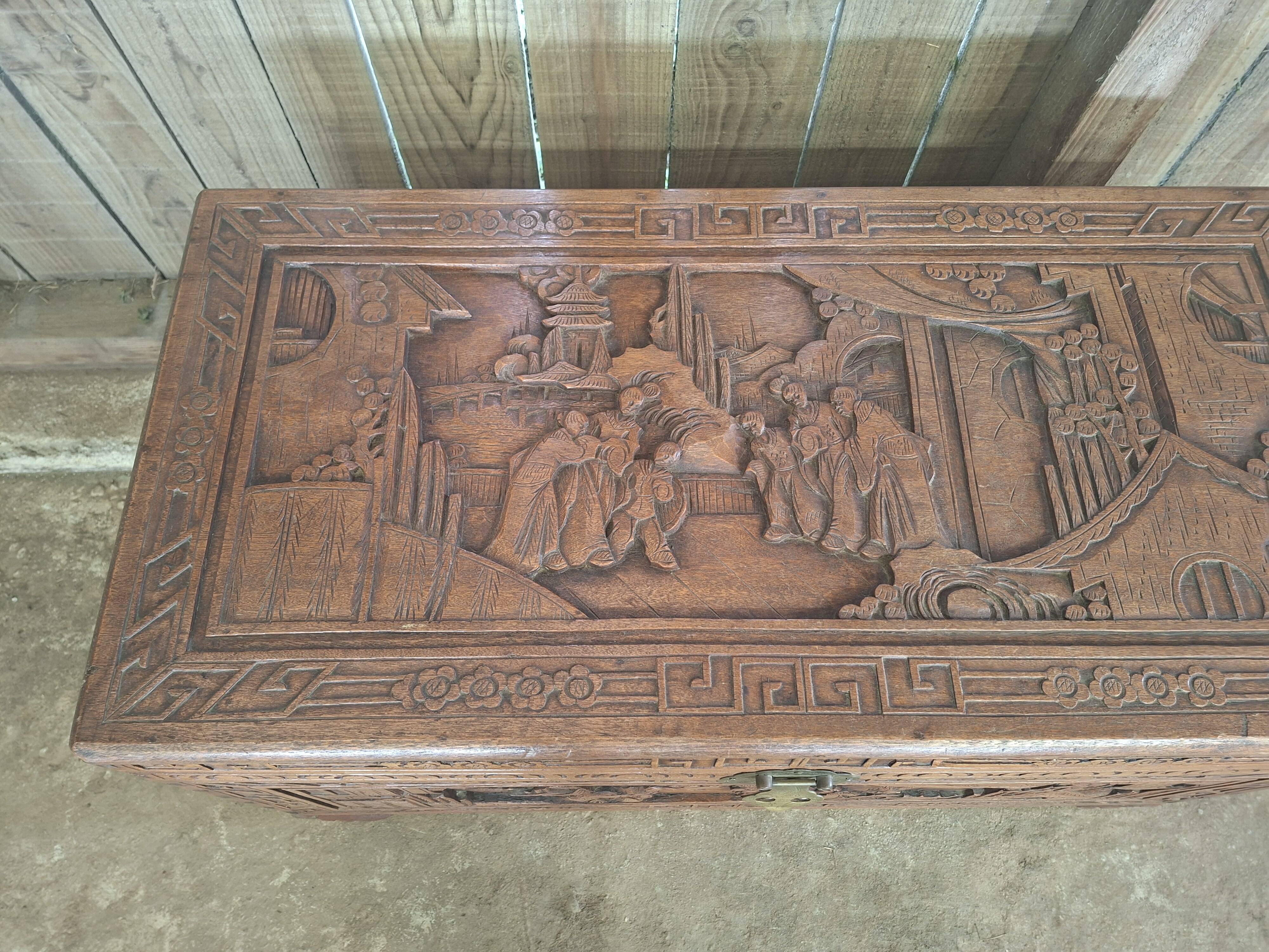 Asian chest from the 20th century made of camphor wood (omb)