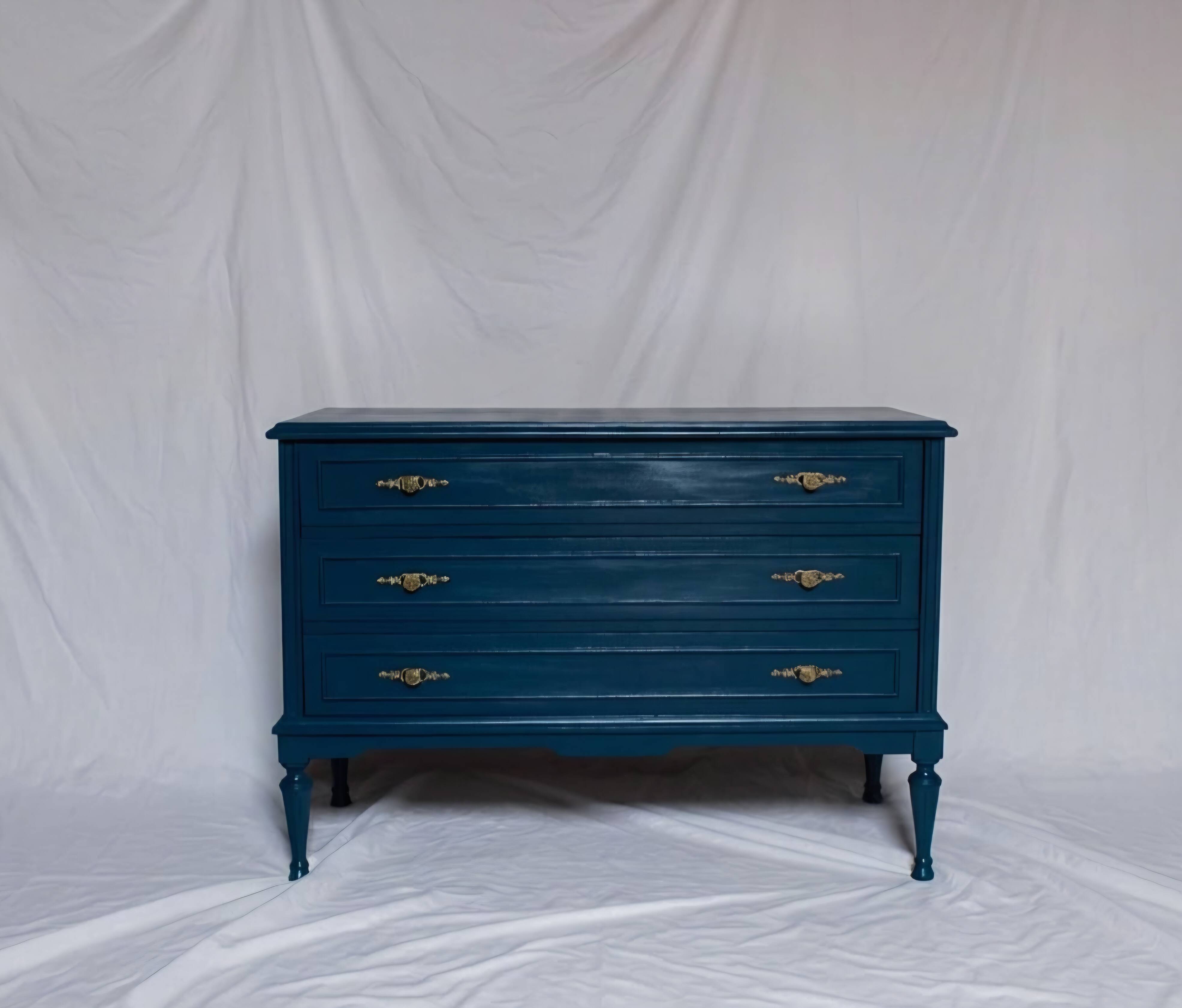 Commode vintage restaurée en bleu marine, style Louis XVI.