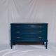 Commode vintage restaurée en bleu marine, style Louis XVI.