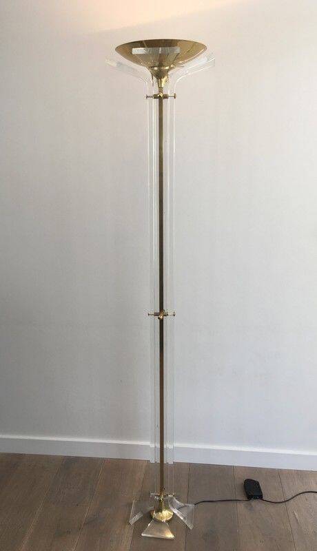Rare lampadaire de parquet en laiton doré et plexiglass