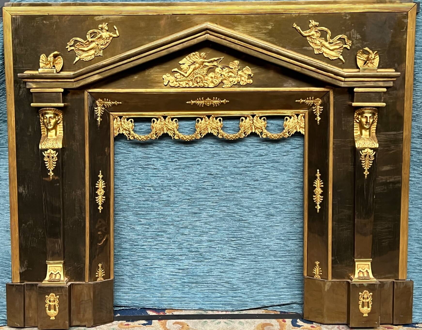 Décoration de cheminée de style Empire.