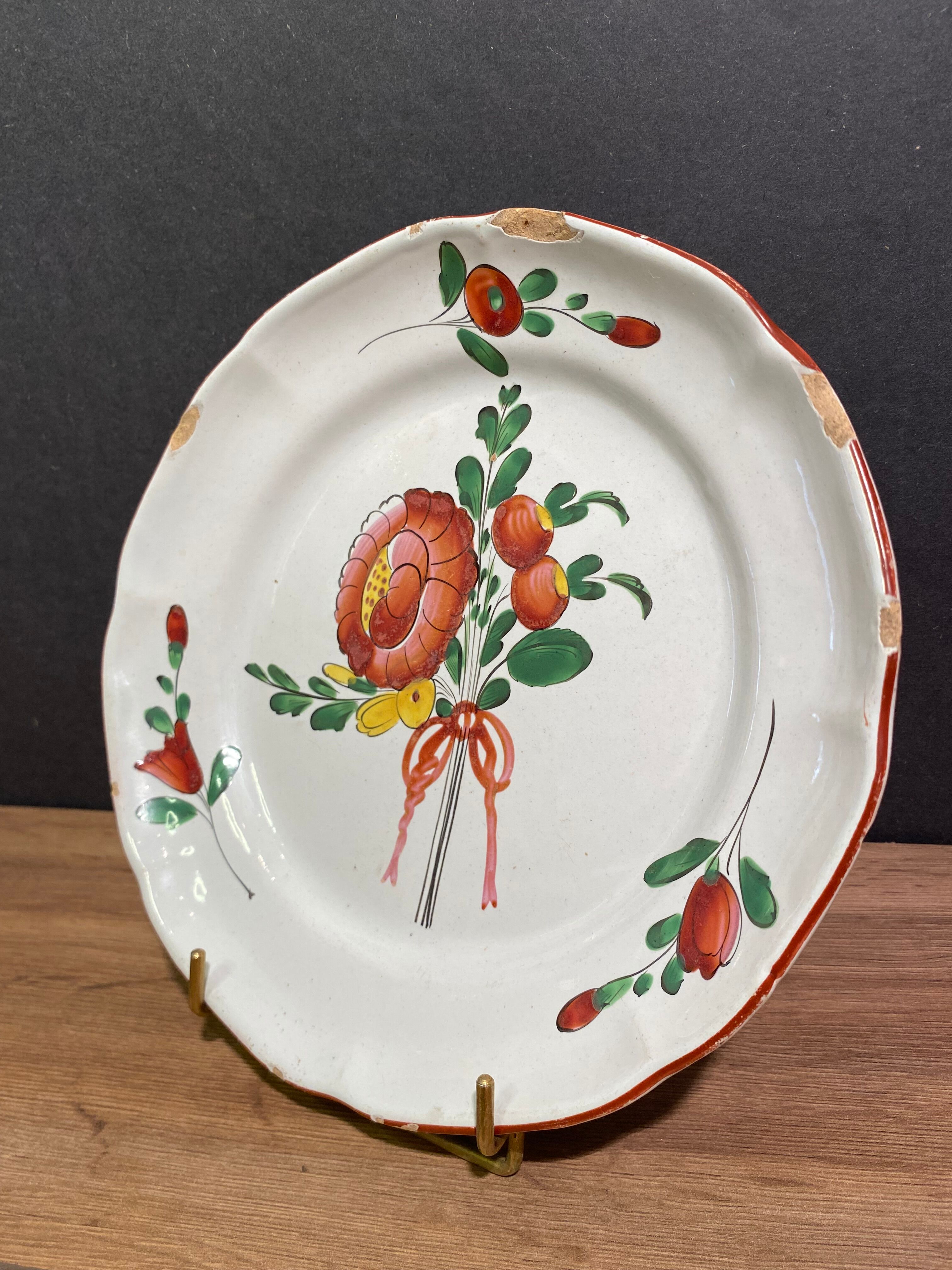 Assiette en faïence de l'Est XVIII-XIXe, décor floral enrubanné