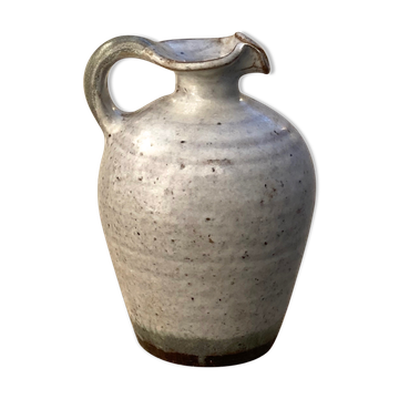 The pitcher / vase in ancient sandstone