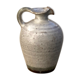 The pitcher / vase in ancient sandstone