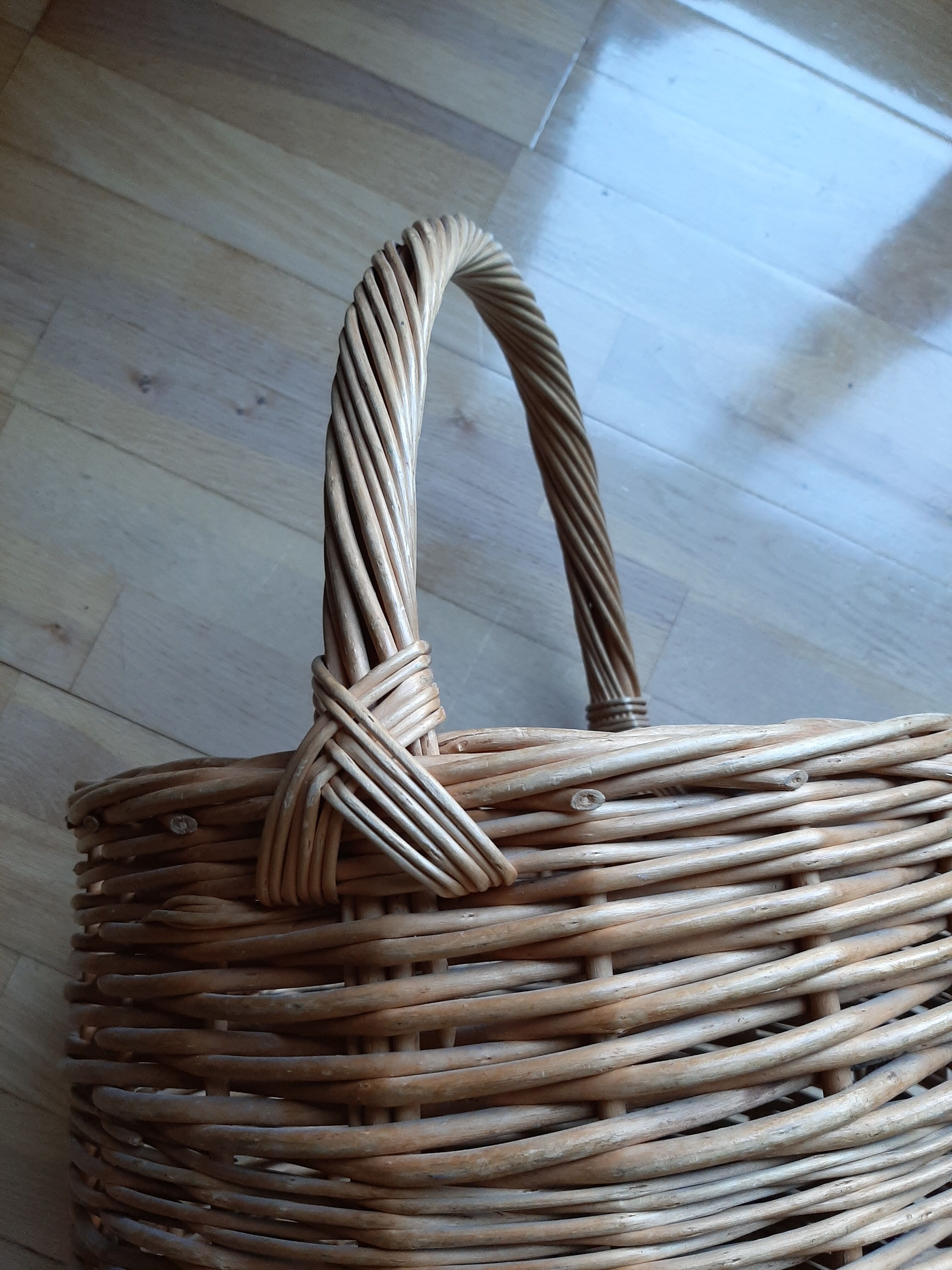 Round wicker basket from the Villaines les rochers cooperative