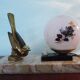 Lampe art déco à poser socle marbre décoration oiseau en laiton, opaline - Années 40