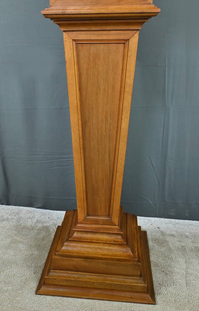Important walnut column gain – Early 20th century