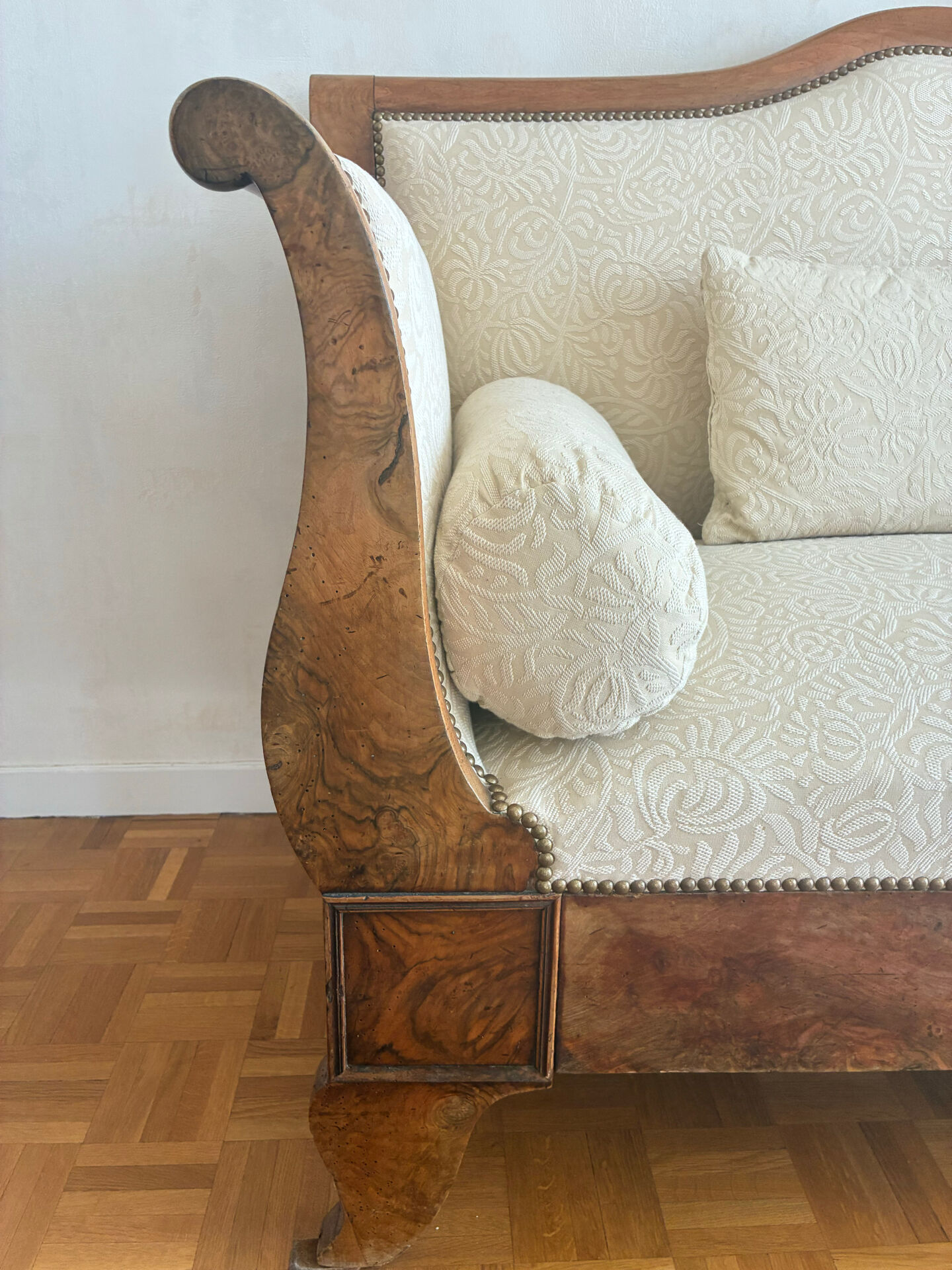 Boat bed canapé / Restoration style sofa in mahogany and damask fabric.