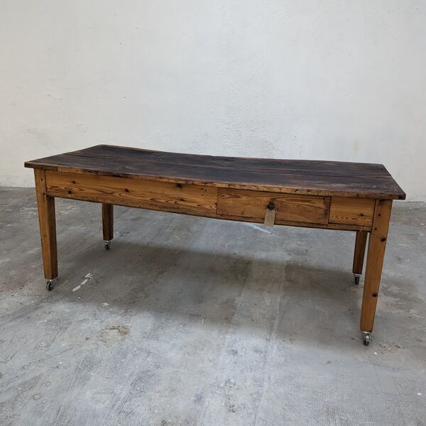 Table de ferme montée du roulettes