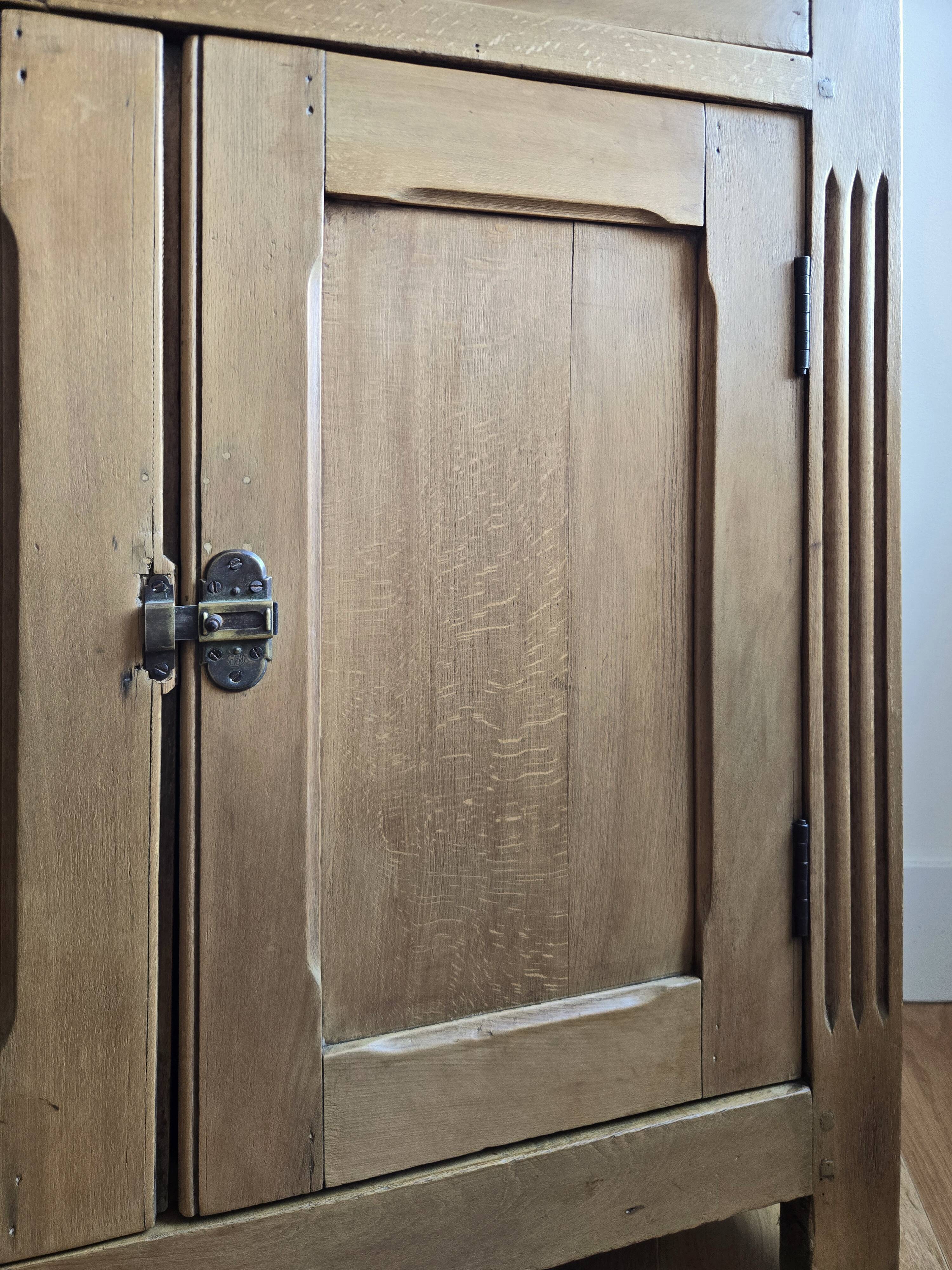 Buffet parisien ou meuble de rangement ancien à 2 portes en bois massif