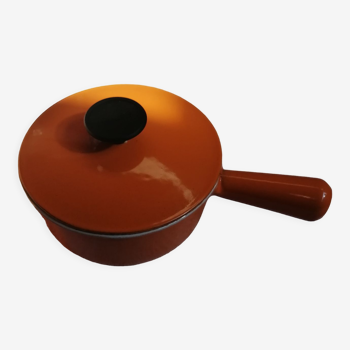 Casserole en fonte orange avec couvercle Le creuset