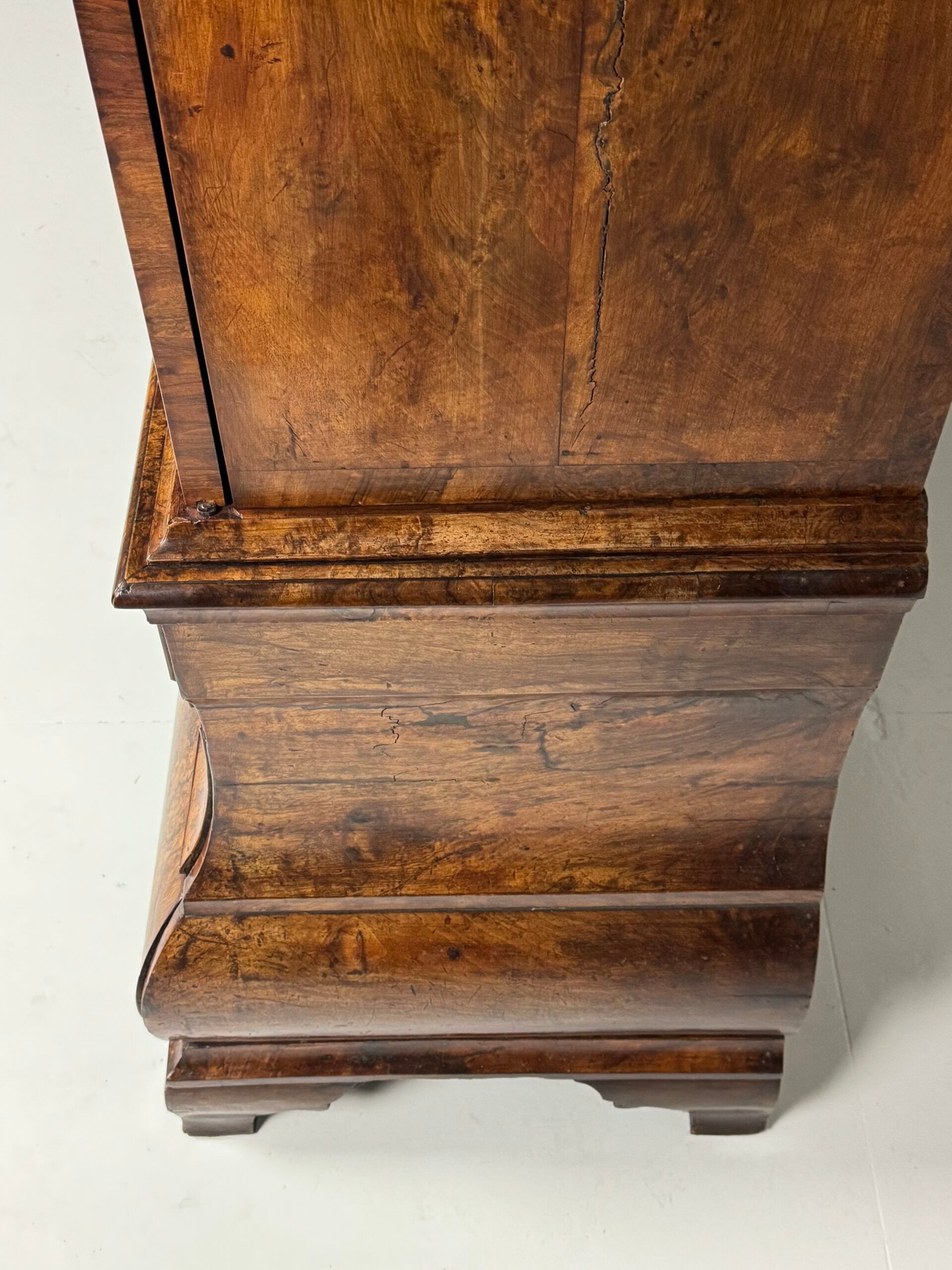 Dutch burr walnut cabinet ca. 1740