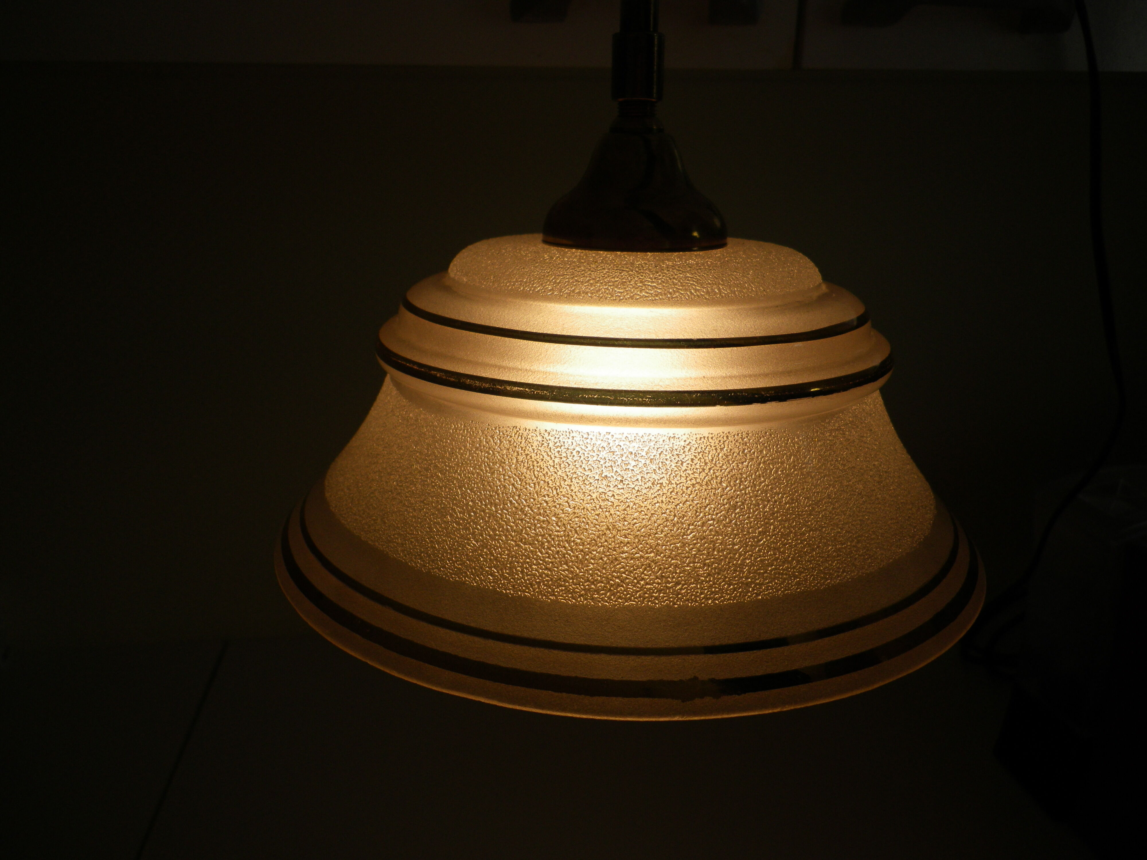 Suspension in brass and glass opaque granulated 1960s/1970s