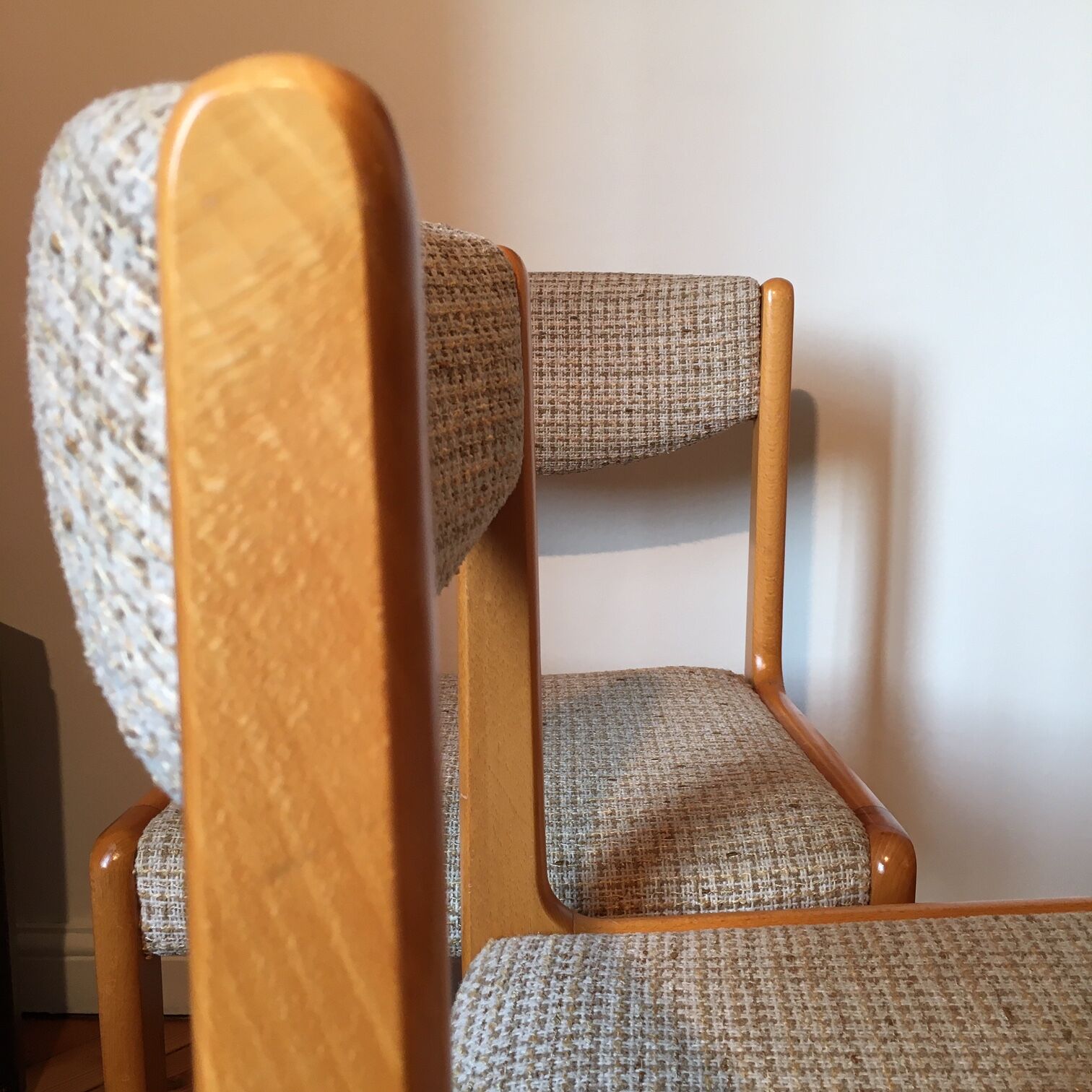 Lot of 4 chairs in beech and beige tweed fabric 60