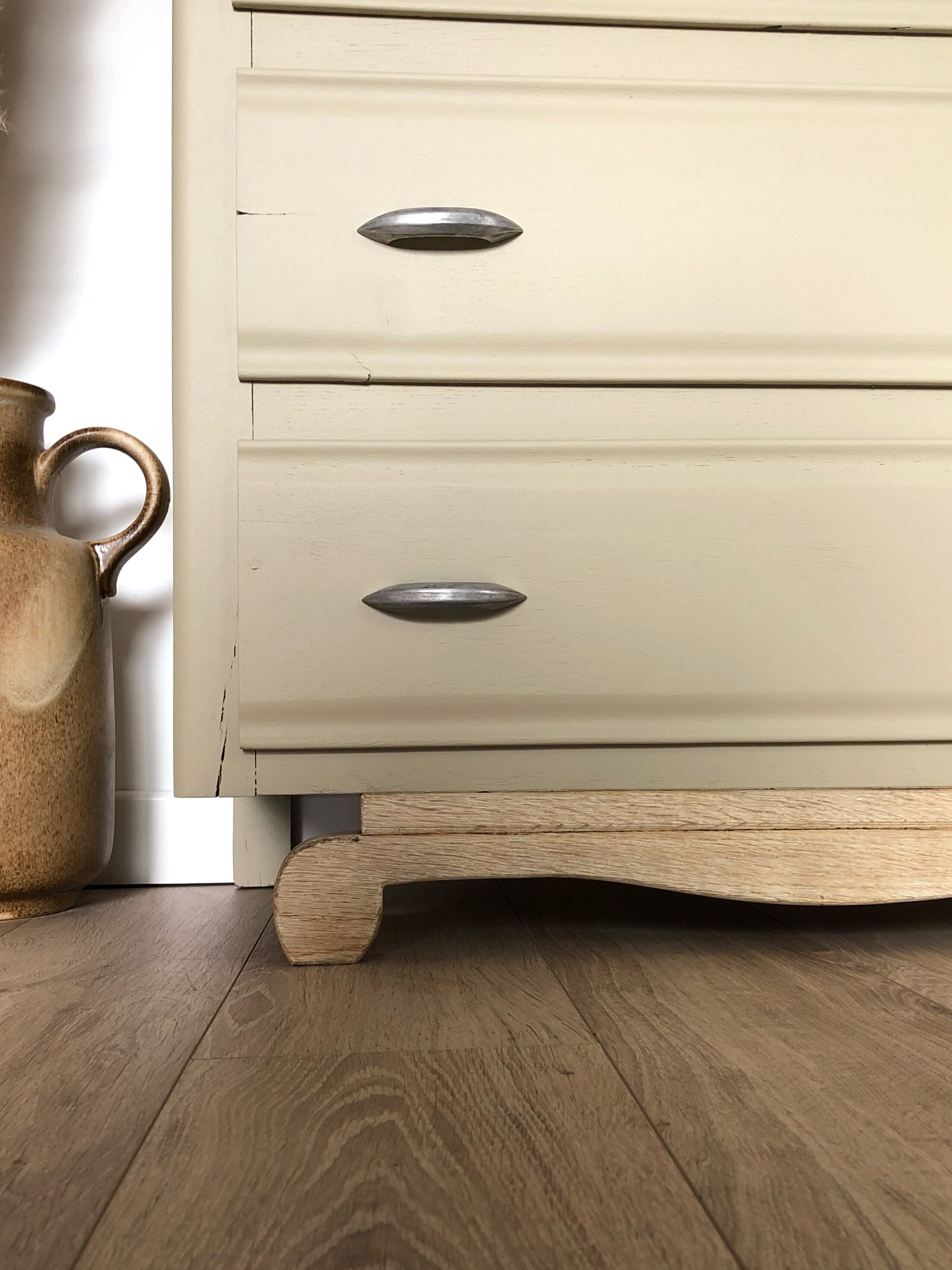 Commode vintage couleur crème d'artichaud