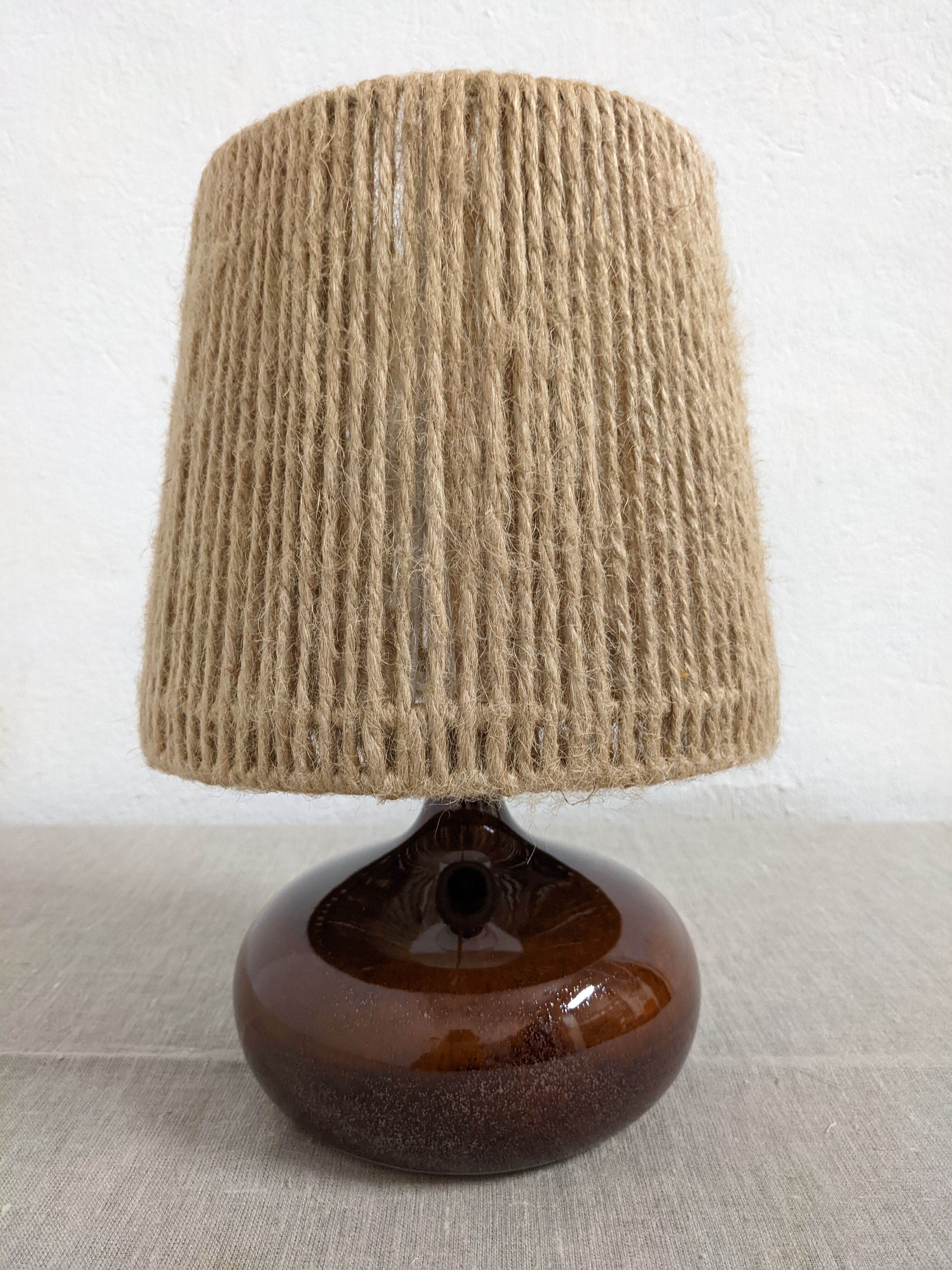 Vintage bedside lamp in enamelled stoneware and jute rope