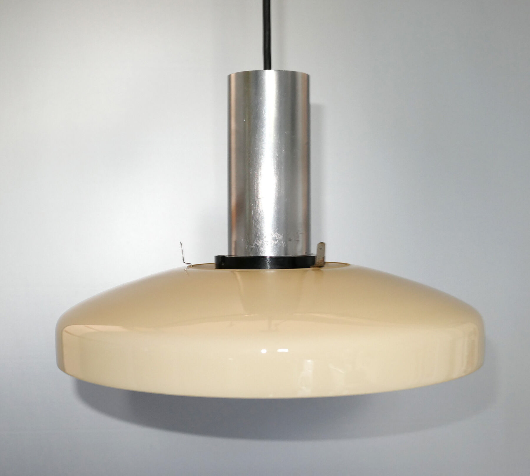 Suspension vintage avec abat-jour en verre opalin beige années 60-70