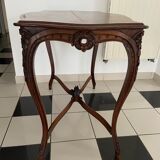 Table en noyer sculpté style Louis XV