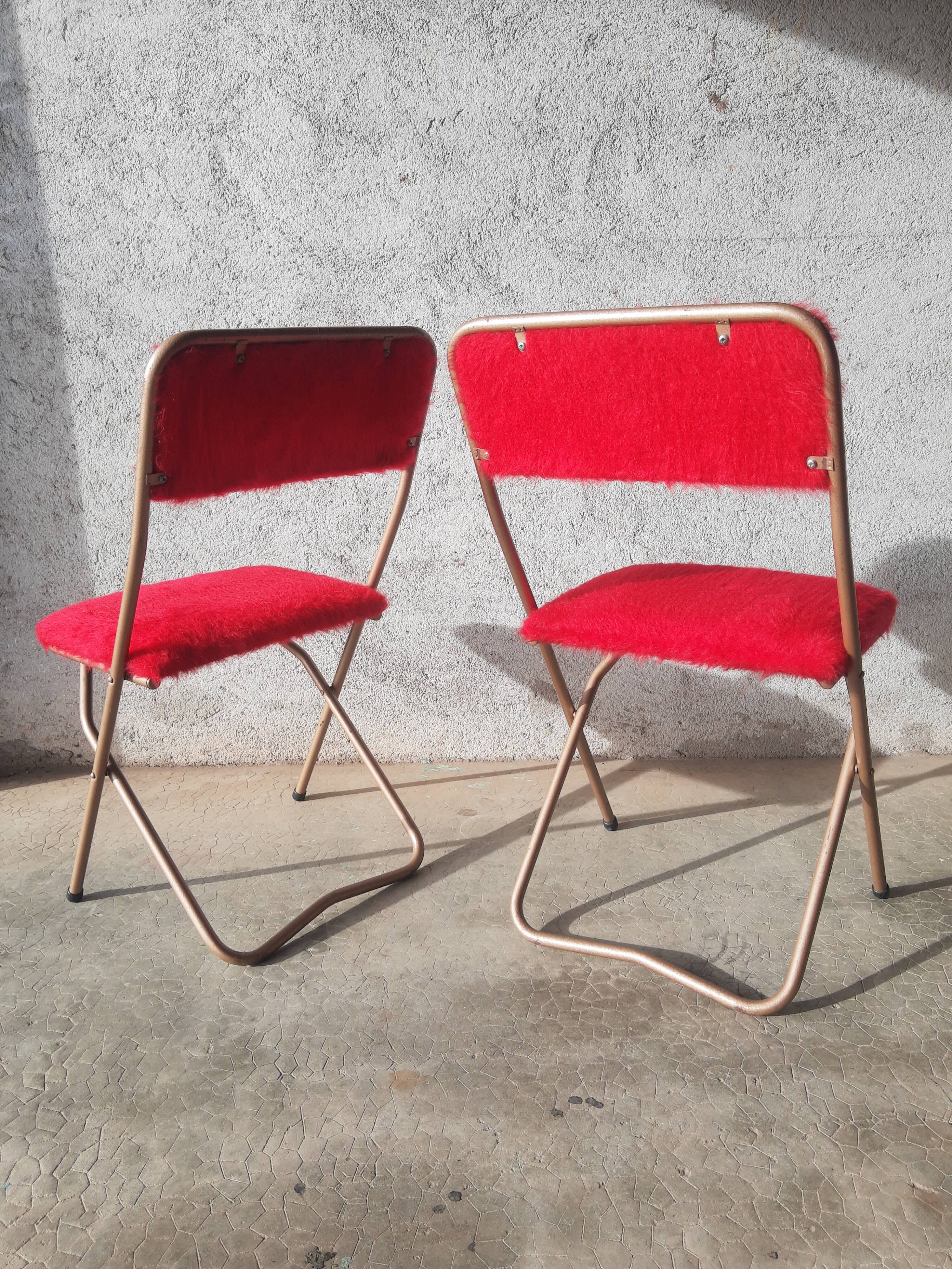 Pair of folding chairs in vintage red moumoute