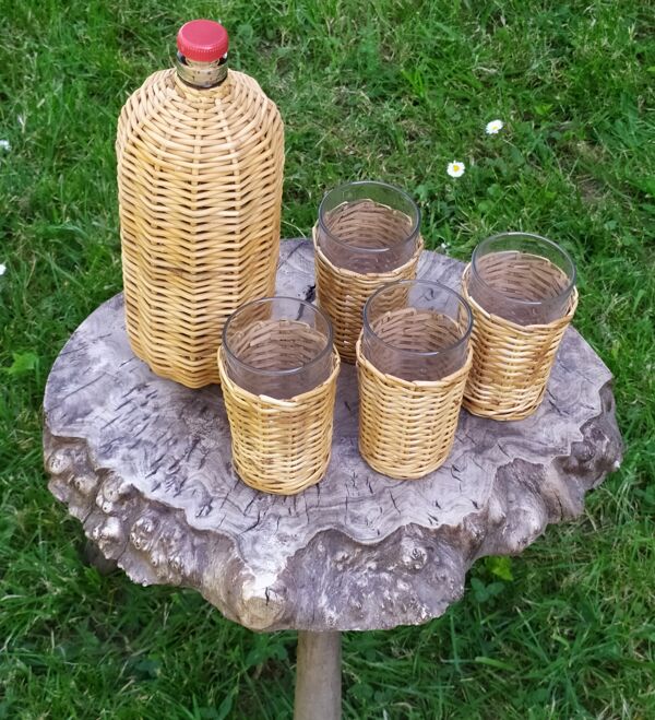 Bouteille et verres en rotin