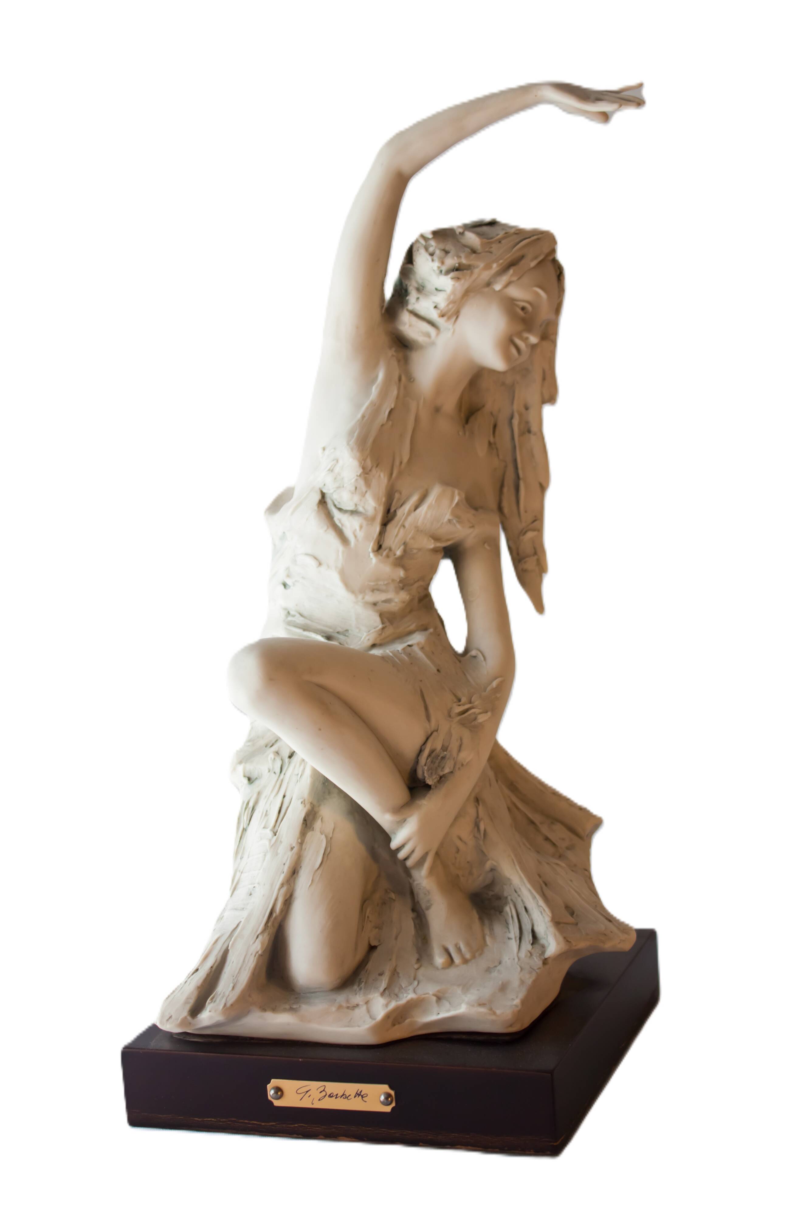 Original sculpture. Figura femenina de porcelana. Contemporary sculpture