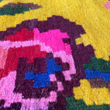Tapis vintage en laine avec des fleurs roses sur fond vert et jaune fabriqué à la main en Transylvanie
