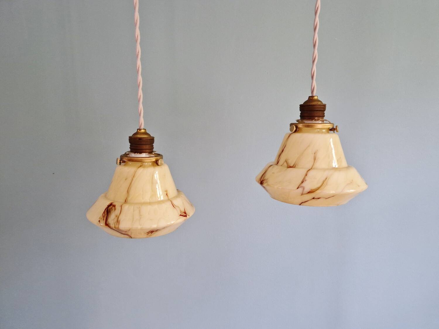 Pair of Art Deco marbled opaline pendant lights, Scailmont (Belgium)
