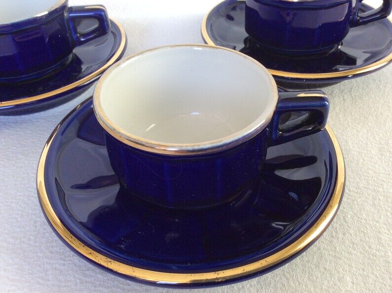 Lot de 3 tasses, soucoupes et d'un pot à lait bleues marine en porcelaine Delaunay