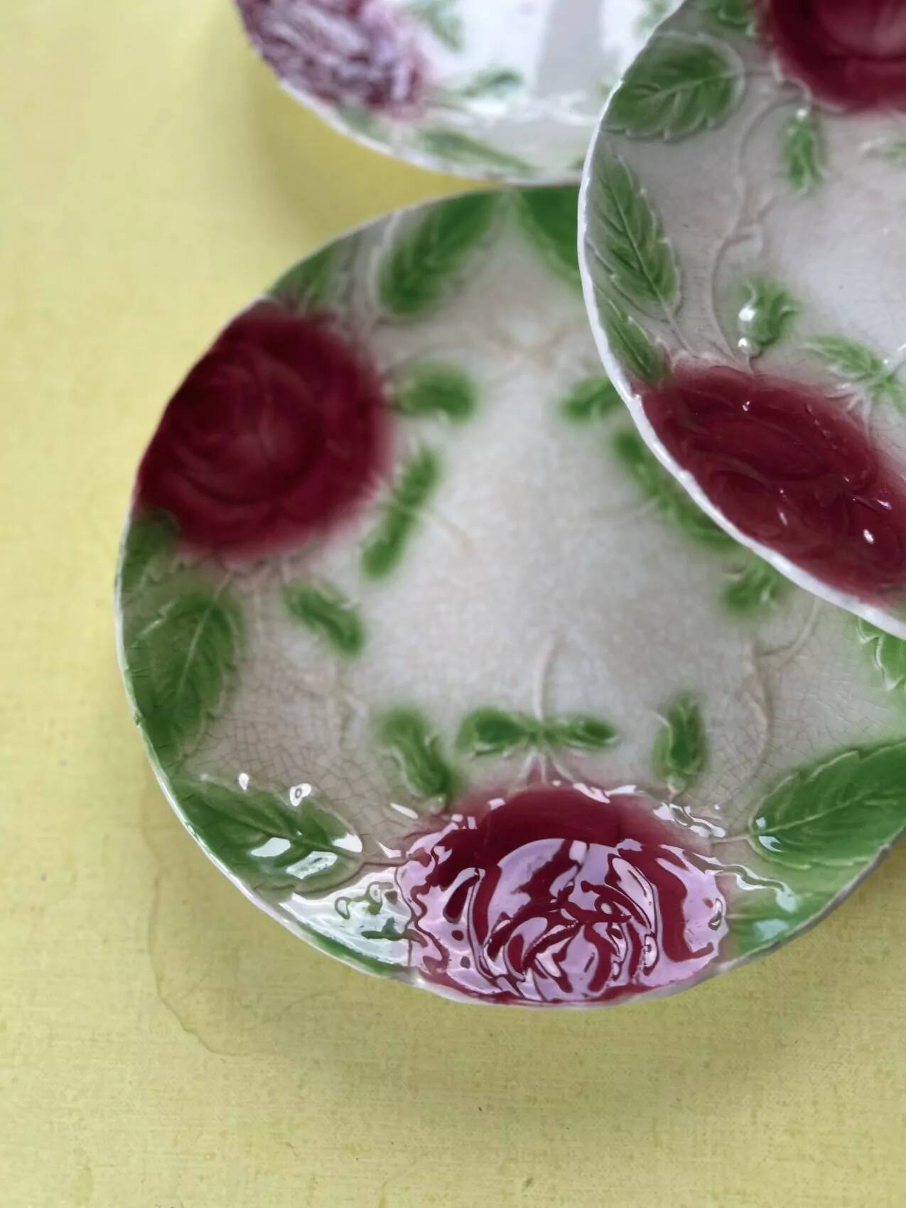 Set of 8 barbotine plates, the Onnaing roses – early 20th century